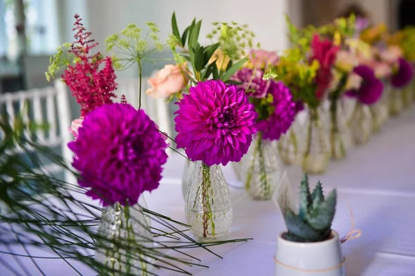 Närbild Bild Små Vaser Med Vackra Lila Hortensia Blomma — Stockfoto