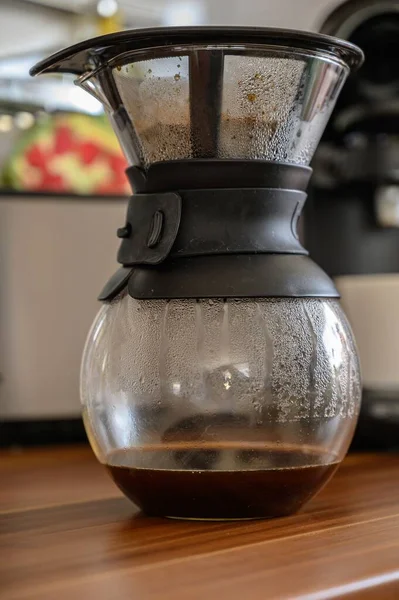 Ein Vertikaler Schuss Heißen Kaffees Einem Behälter Mit Einem Abtropfbehälter — Stockfoto