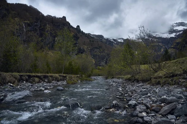 Río Fluvial Rodeado Una Alta Montaña — Foto de Stock