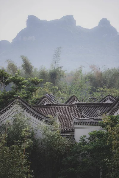 Beau Cliché Une Architecture Bâtiment Chinoise Entourée Une Nature Étonnante — Photo
