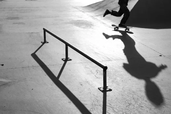 스케이트보드로 트릭을 남성의 — 스톡 사진