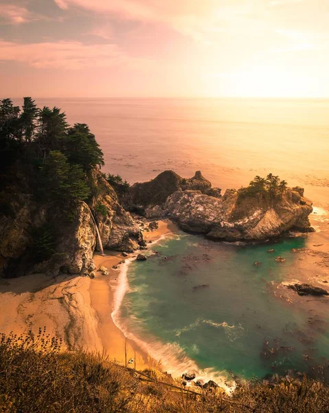 Een Verticaal Shot Van Een Zonsondergang Mcway Falls — Stockfoto