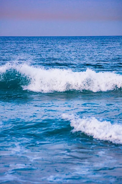 Een Betoverend Uitzicht Glinsterende Golven Van Oceaan Geweldig Voor Wallpapers — Stockfoto