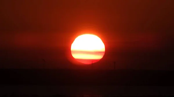 Der Wunderschöne Orangefarbene Sonnenuntergang Und Ein Bewölkter Himmel — Stockfoto