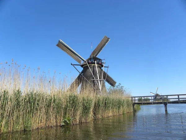 Een Landschap Van Een Molen Een Blauwe Heldere Lucht Achtergrond — Stockfoto