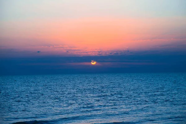 Een Prachtig Landschap Van Zonsondergang Weerspiegelt Vredige Zee — Stockfoto