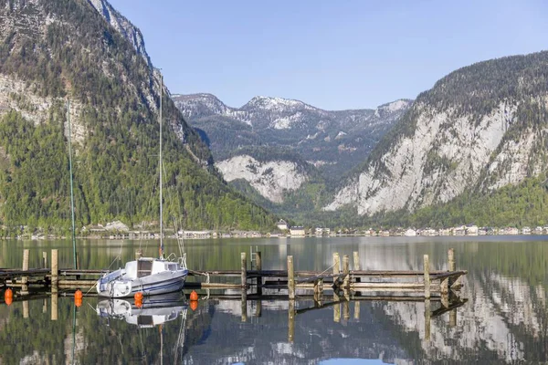 Velero Atracado Puerto Madera Lago Austria Entre Altas Montañas —  Fotos de Stock