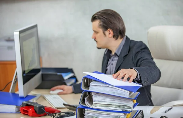 Joven Empresario Que Trabaja Desde Oficina Concepto Trabajo Duro — Foto de Stock