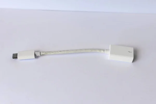 Beyaz Bir Yüzey Üzerinde Bir Usb Kablosunun Yakın Çekim Görüntüsü — Stok fotoğraf