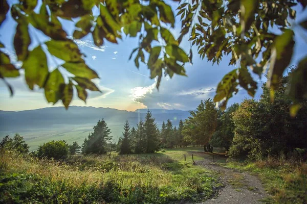 Blick Auf Felder Und Bäume Und Slivnica Berg Hintergrund Mit — Stockfoto