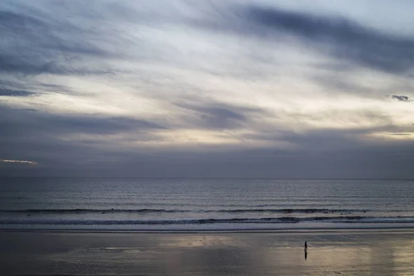 Una Playa Hermosa Con Arena Húmeda Cielo Nublado — Foto de Stock