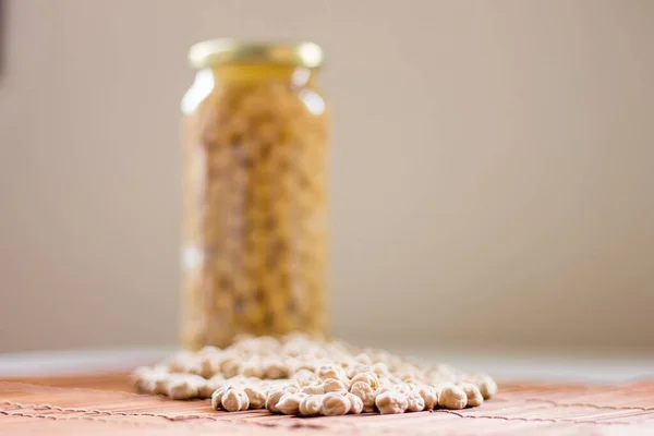 Tarro Guisantes Cocidos Perecederos Con Guisantes Pollo Secos Derramados Delante — Foto de Stock