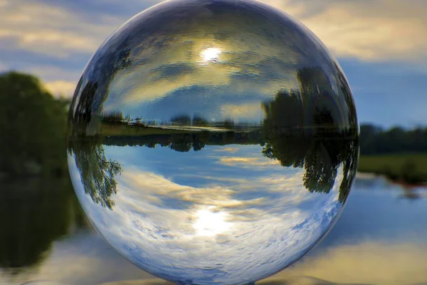 Belo Tiro Natureza Reflexo Lago Dentro Bola Vidro — Fotografia de Stock