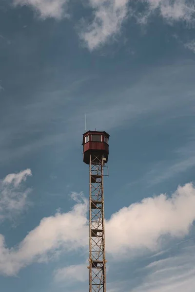 Tiro Vertical Uma Torre Observação Céu Azul — Fotografia de Stock