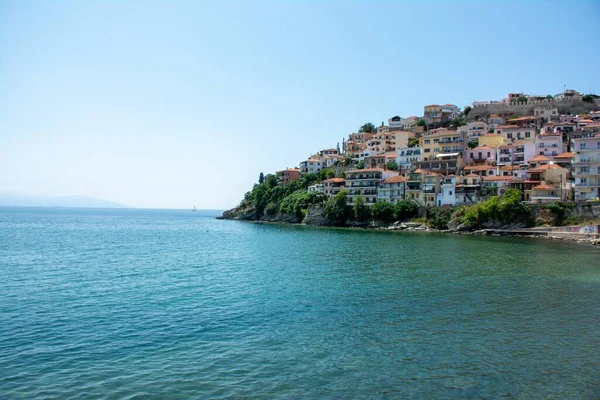 Gebouwen Van Stad Kavala Griekenland Omgeven Door Het Water — Stockfoto