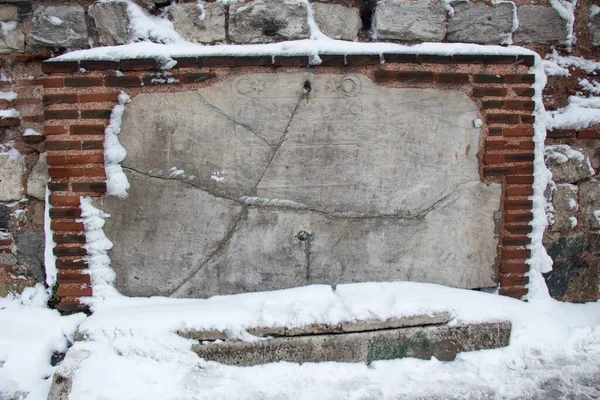 Eine Verwitterte Betonwand Die Winter Mit Weißem Schnee Bedeckt Ist — Stockfoto