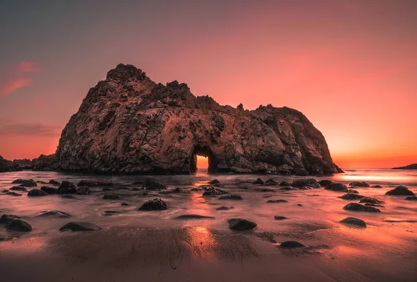 Een Grote Klif Het Pfeiffer Beach Tijdens Zonsondergang — Stockfoto