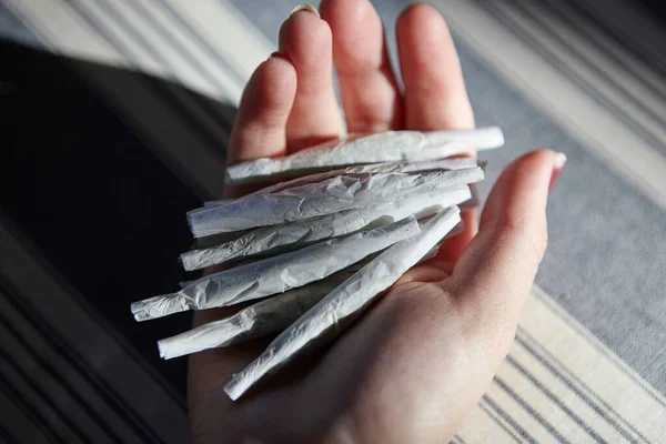 Kvinnans Hand Håller Hög Thc Cbd Marijuana Leder — Stockfoto