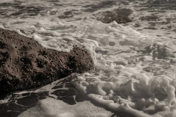 Les Vagues Écrasent Sur Les Rochers — Photo