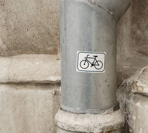 Вертикальный Снимок Наклейки Белым Символом Велосипеда Трубе Спуска — стоковое фото
