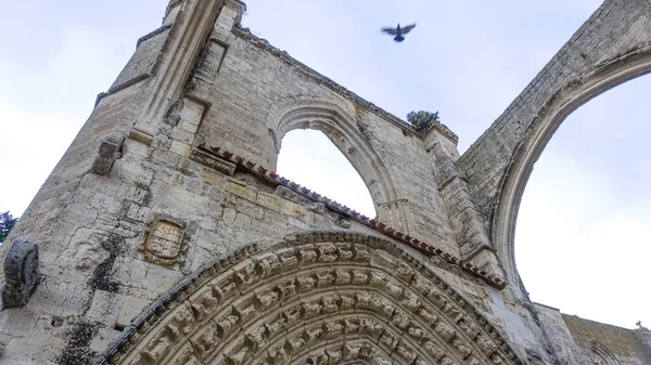 Niski Kąt Ujęcia Ruin Starego Kościoła Hiszpanii — Zdjęcie stockowe