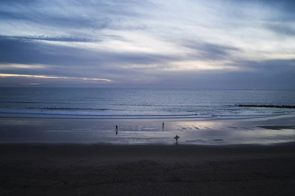 Una Playa Hermosa Con Arena Húmeda Cielo Nublado — Foto de Stock