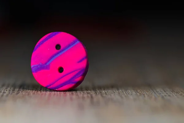 木の表面にピンクのボタンのクローズアップショット — ストック写真