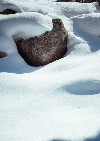 Foto Vertical Formación Rocosa Cubierta Nieve Valle Del Spite —  Fotos de Stock
