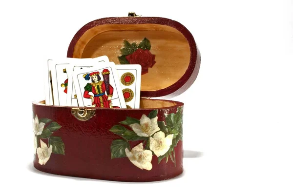 Detailní Záběr Hracích Karet Staré Dřevěné Šperkovnici Izolované Bílém Pozadí — Stock fotografie