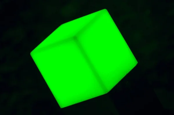 在黑色背景上隔离的明亮的绿色立方体 — 图库照片
