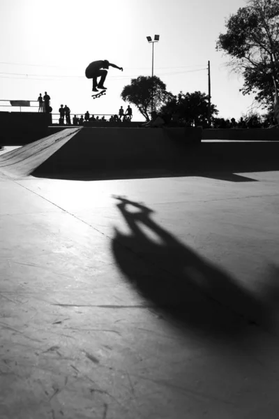Grayscale Záběr Muže Který Dělá Triky Skateboardem — Stock fotografie