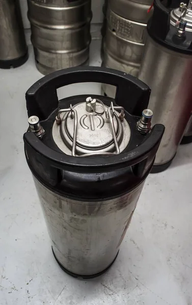 一种具有Co2输入输出和啤酒输出的球锁式桶的垂直拍摄 — 图库照片