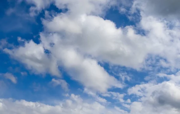 Sebuah Gambar Sudut Rendah Dari Langit Biru Berawan Siang Hari — Stok Foto