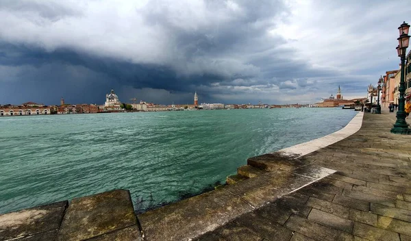 Beautiful Scenery Cityscape Lot Buildings Sea Boats Venice Storm Clouds — Stock Photo, Image