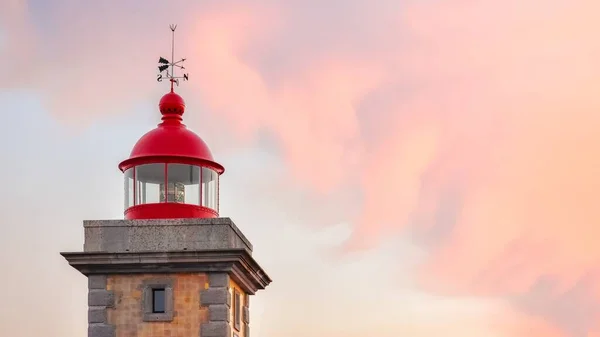 Zbliżenie Szczytu Czerwonej Latarni Ponta Piedade Wiatrówką Przeciw Różowemu Błękitnemu — Zdjęcie stockowe