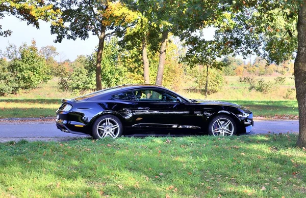 Kiel Németország Május 2020 Fekete Ford Mustang Sportkocsi Előtt Egy — Stock Fotó