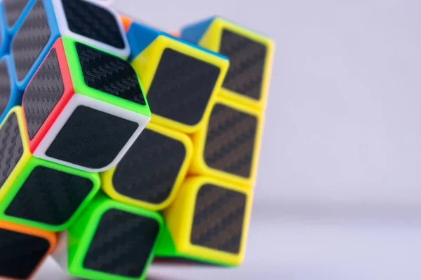 Disparo Cierre Cubo Rubik Inacabado Sobre Una Superficie Blanca — Foto de Stock