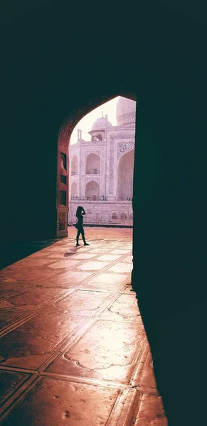 Egy Női Sziluett Taj Mahallal Háttérben — Stock Fotó