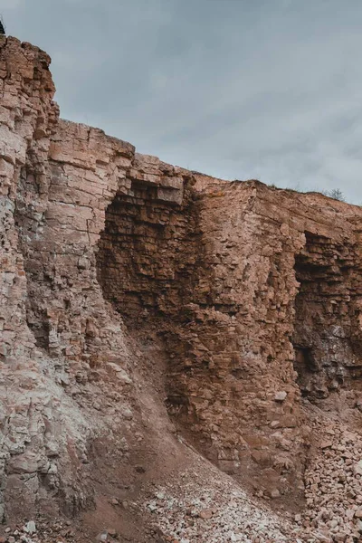 白天一块褐色岩石的垂直拍 — 图库照片