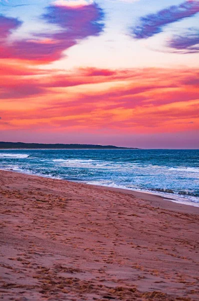 Tiro Impressionante Uma Praia Pôr Sol Com Nuvens Rosa Azul — Fotografia de Stock