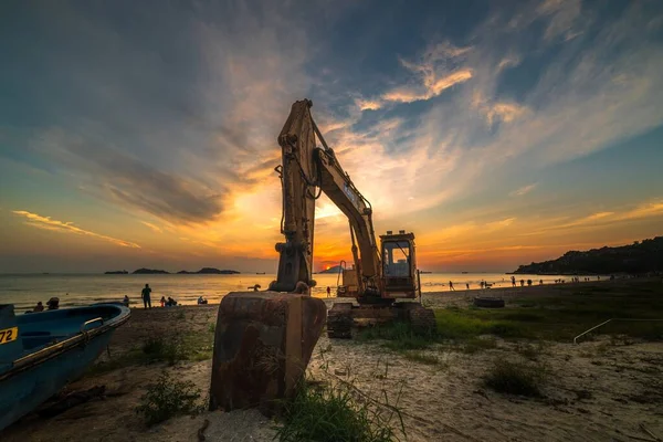 Uma Escavadora Trabalhar Praia Pôr Sol — Fotografia de Stock