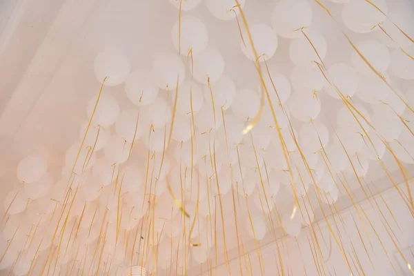 Tiro Ângulo Baixo Muitos Balões Brancos Com Contos Dourados Ligados — Fotografia de Stock