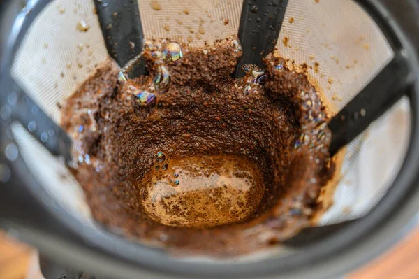 Eine Großaufnahme Von Gemahlenem Kaffee Einem Abtropfbehälter Unter Den Lichtern — Stockfoto