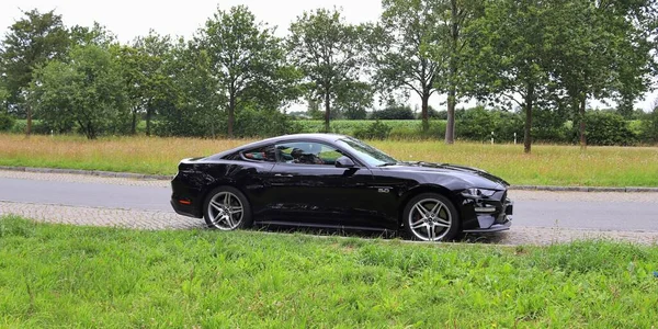 Kiel Alemania Mayo 2020 Ford Mustang Negro Deportivo Frente Paisaje — Foto de Stock