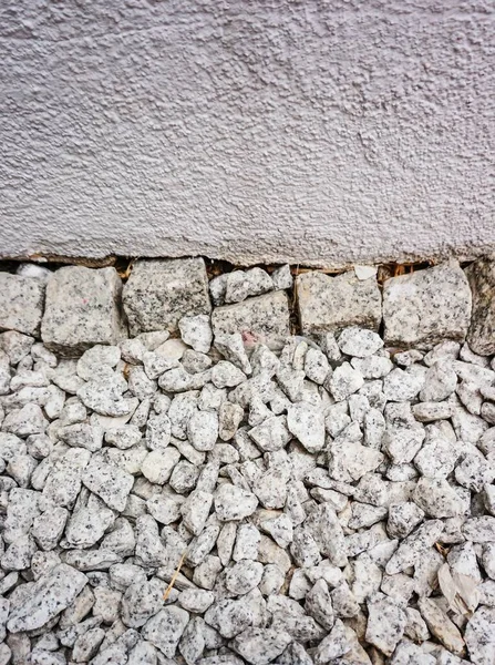 Tiro Encerramento Pedras Granito Branco Contra Uma Parede Branca — Fotografia de Stock