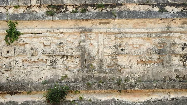 メキシコのチチェン イッツァにある彫刻された石壁と彫像の遺跡 — ストック写真