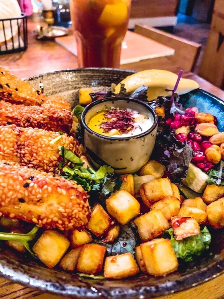 Eine Vertikale Aufnahme Eines Tellers Mit Leckerem Frittiertem Essen Und — Stockfoto