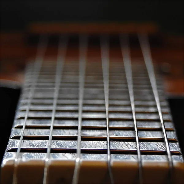 Tiro Close Das Cordas Uma Guitarra Acústica Padrão — Fotografia de Stock