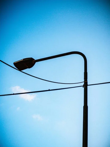 在白天 一个高大的金属路灯的一个垂直的低角度拍摄 — 图库照片