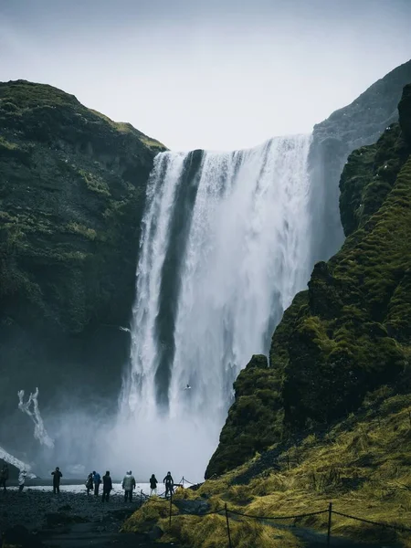 Egy Függőleges Felvétel Skogafoss Vízesésről Izlandon Egy Borús Napon — Stock Fotó